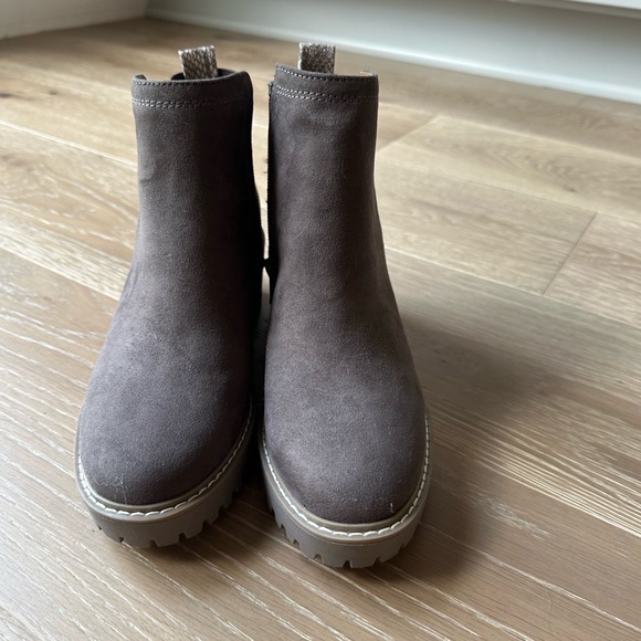 Brown suede ankle boots. - Picture 3 of 4